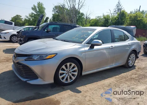 2020 Toyota Camry Le z USA, uszkodzony, nr VIN 4T1C11AK2LU931396